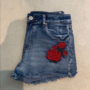 Rose Detailed High Rise Jean Shorts⭐️